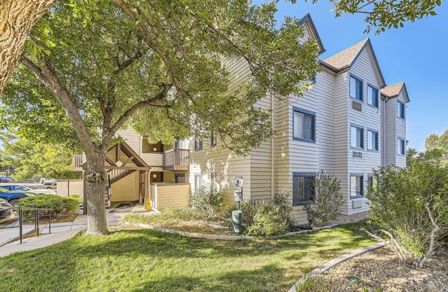 POOL, laundry in-unit, super clean, 2-bed 2-bath, unique decor & gas fireplace
