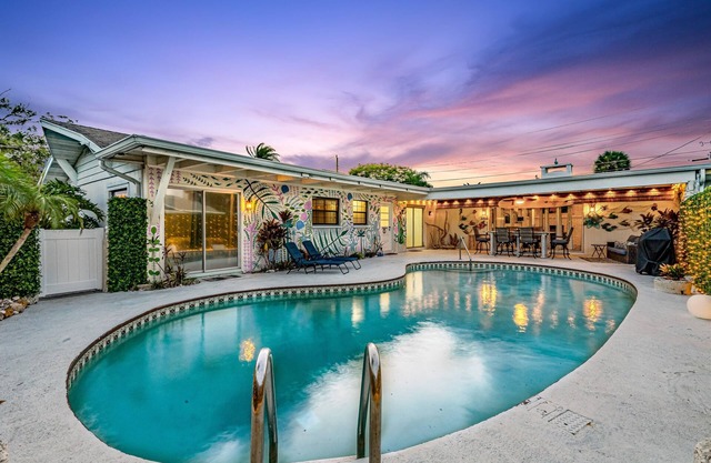 Pool Oasis 2 Blocks from Beach