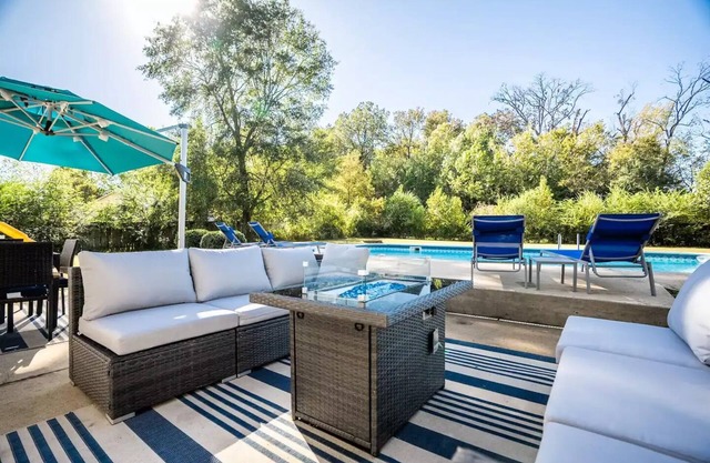 Pool Oasis w/KING Bed & Firepitn