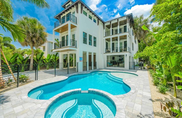 Pool, Putting Green, Steps to Shopping, & Tons of Living Space -The Shore House