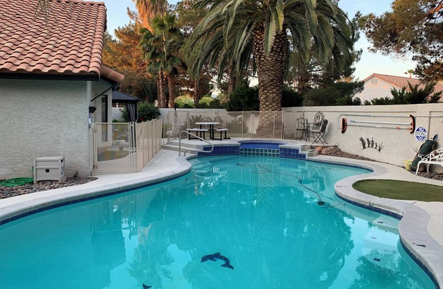 POOL &/SPA. 9 hole Mini putt in yard. Walk to Golf Course. 3 Bedrm, bungalow