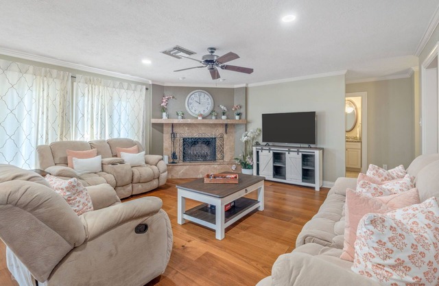 Pool table, ample patio, bbq and located in a central neighborhood.