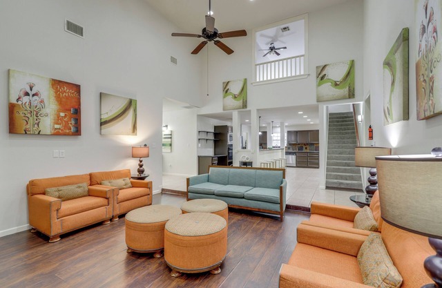 Pool Table & Patio w/Bar: Spacious Houston Gem!