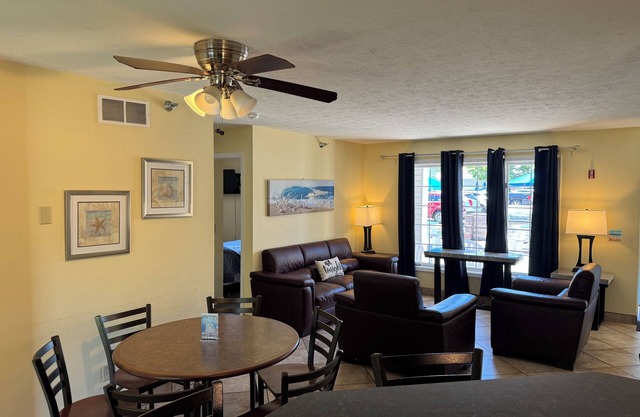 Pool View Condo for 8 guests with 2 BR, 2 BA, Kitchen & Renovated Interior C3
