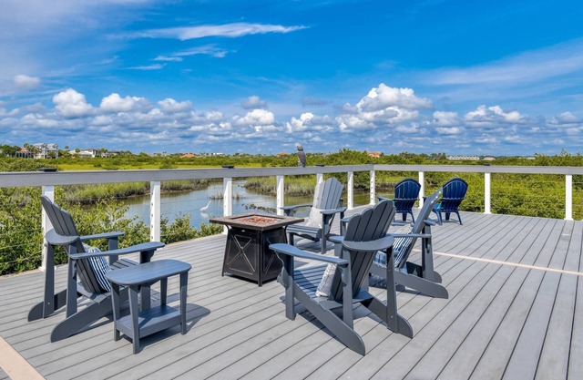 Pool! Waterfront Retreat, Huge Deck, Game Room, Bike to Downtown and Beach, $300 in Free Tickets!