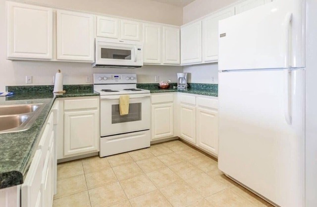 Pool | WiFi | Lake Front| Sleeps 6 | MM 13 (632DC)