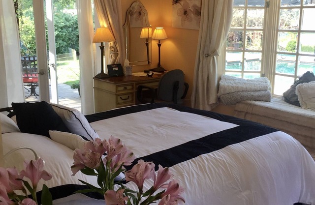 Poolside Oasis King/Parking/Netflex/BBQ/Spa/Laundry 1 Acre Gated Estate !