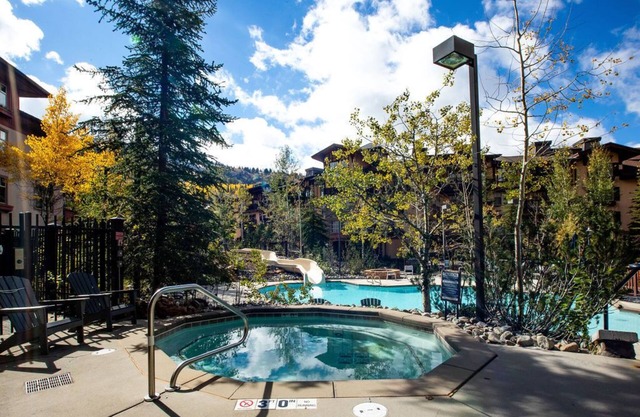 Poolside Pines Suite by Cottonwood Lodging