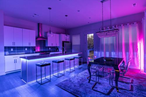 PoolTable-15 Mins to Uptown & DT-King Bed!