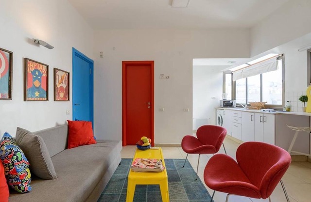 Pop art spacious apartment on ben yehuda