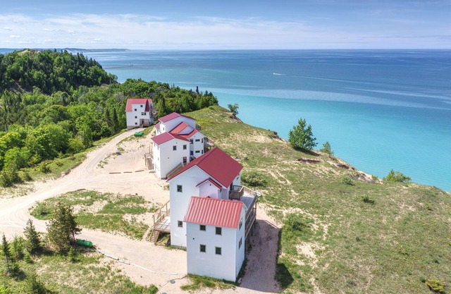 Poplar at Lake Bluff Preserve-Spectacular Lake Michigan Views-Sleeps 8