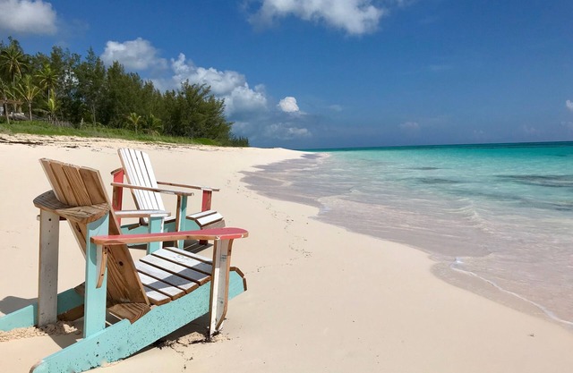 Poponi Cottage on pink sand Beachfront Estate