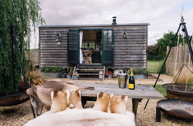 POPPIE'S SHEPHERDS HUT AT SHEPHERDS LODGE RETREAT AND WELLNESS in Redmile