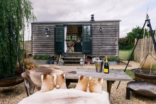 Poppie's Shepherds Hut at Shepherds Lodge Retreat and Wellness