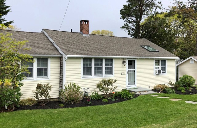 Popponesset-3 Bed, 1 bath, Sleeps 6, A/C, outdoor shower. Walk to Bluff beach