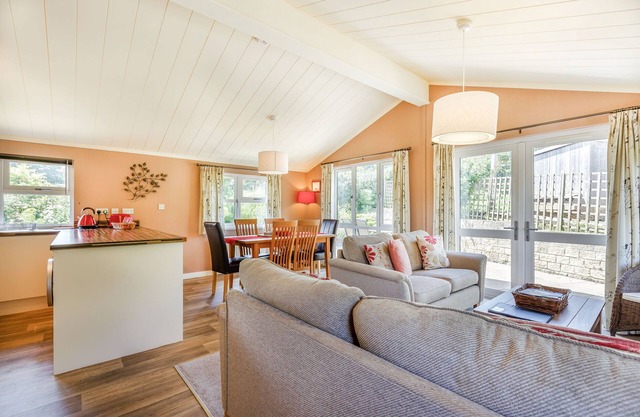 POPPY LODGE, pet friendly, with a garden in Charlton Horethorne