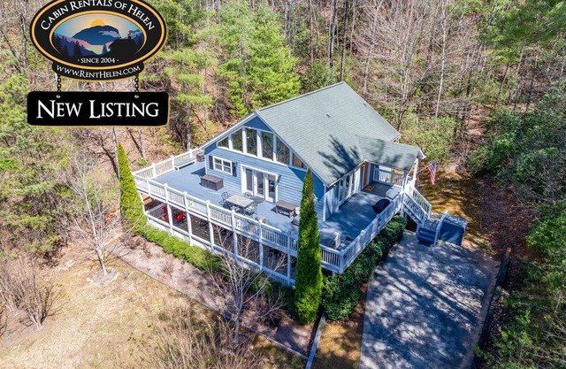 Porchside Getaway – Spacious Helen Home with Hot Tub, Game Room & Resort