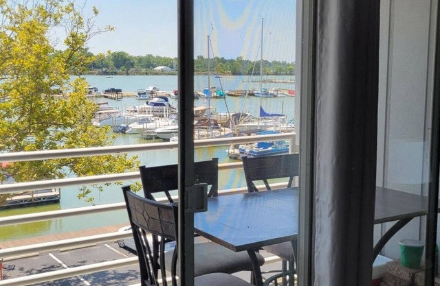 Port Clinton Paradise-Waterfront 2-bedrooms, Pool, & Hot Tub by Jet Express