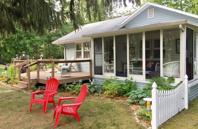 Port Huron - Sandy Feet Cottage, steps to Lake Huron