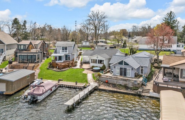 Portage Lakes Retreat - 3 BR Lakefront Home with Hot Tub