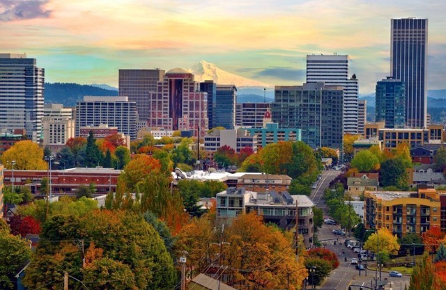 Portland Getaway! Two Comfy Units, Pool, Gym and Near Attractions