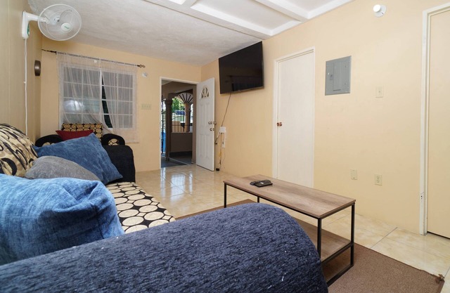 Portmore Peaceful Stay n3BR House in Greater Portmore With AC and Hot water