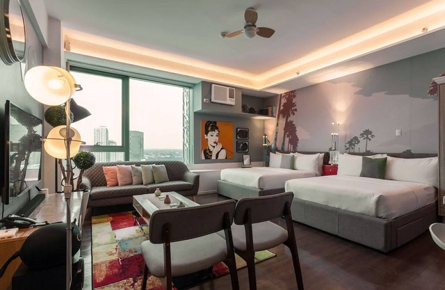 Posh Entrata SOHO Suite- Festival Mall view