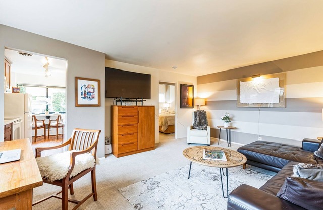 Posh Lakeside Suite: 1-Bedroom – Steps to the Beach, Dining Options & grocery.