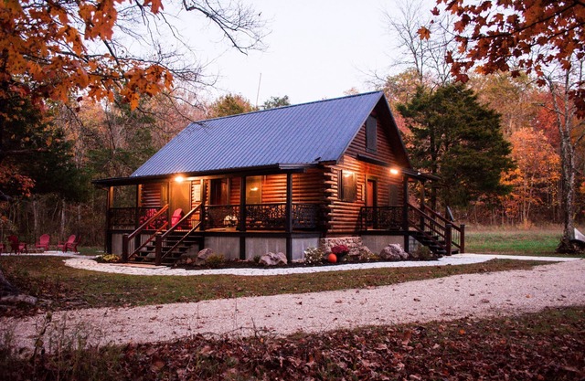 Prairie Hollow Hideaway, cozy 3-bedroom log cabin located 1 mile from Two Rivers
