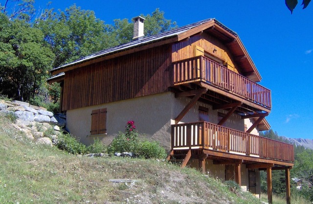 Praloup 500m from the ski lifts, sleeps 12, magnificent view, parking lot