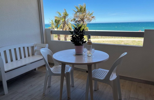 Première Ligne sur la Plage Piscine Vue mer Les Pieds Dans L'eau!