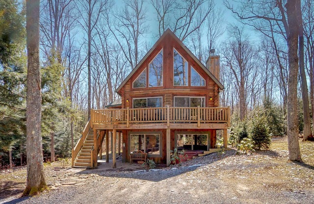 Premier chalet with private hot tub, pool table, firepit & tranquil wooded views