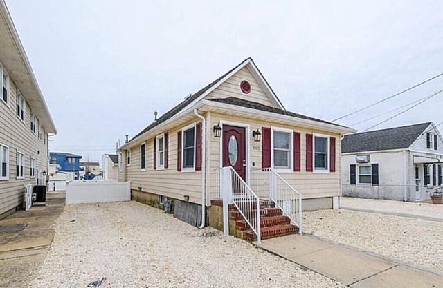 PREMIER HOST-3 BR SEASIDE PARK HOUSE, Block to Beach,Kit, Liv.Room