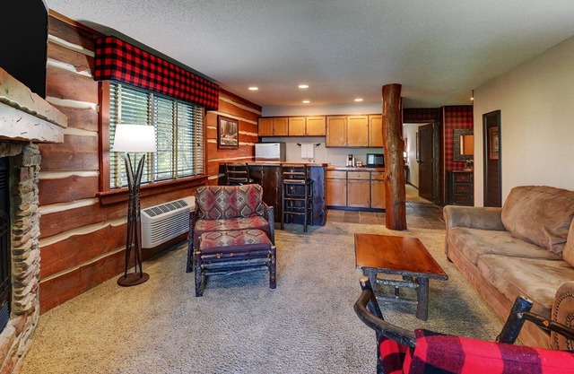 Premier Suite w/Living Area & Fireplace! Stoney Creek Johnston, Pool