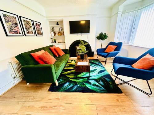 Premium 4-Bed House by Papermill, Deeside - Sleeps 6-7,Parking