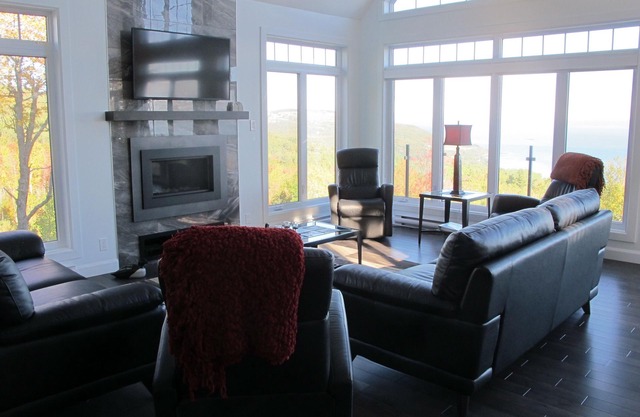 Prestigious 5 Bedroom Vacation Home Offering Stunning Views of St-Lawrence River