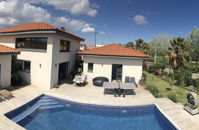 Prestigious contemporary villa with large swimming pool and shaded terrace