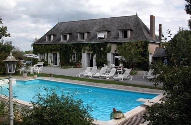 PRESTIGIOUS COTTAGE WITH HEATED POOL, POOL TABLE AND GAMES ROOM
