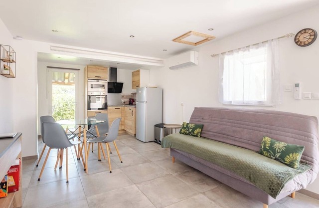 Pretty little house close to the Côte Bleue, in a quiet location with small private garden.