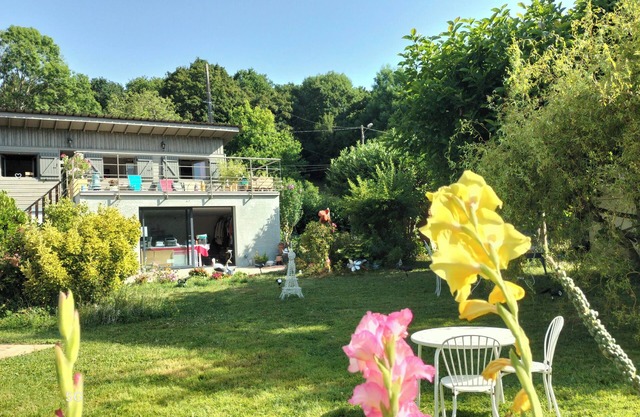 Pretty cottage on the Loir riverfront nestled in a green setting, not overlooked