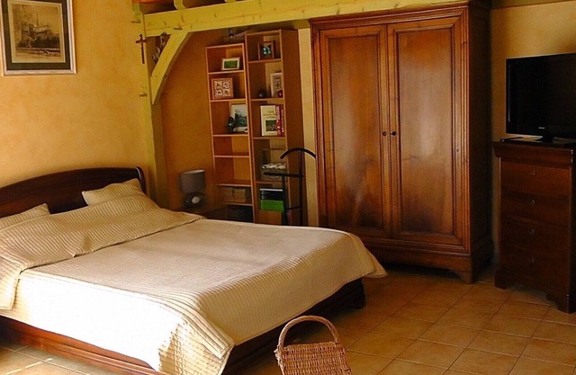 Pretty bedroom adjoining a country house