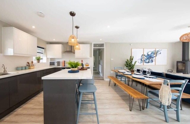 Pretty Coastal Annexe Close to Village and Quay