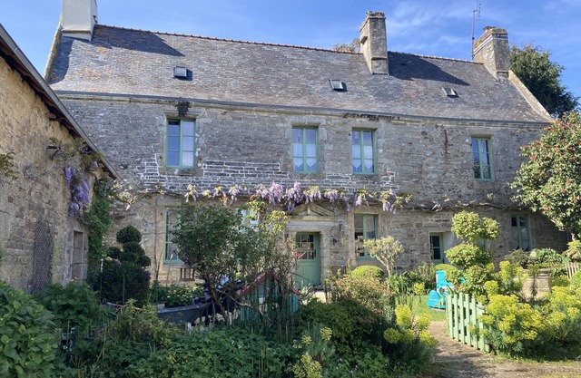 Pretty cottage in a charming fifteenth century south finistere mansion