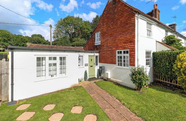 Pretty Cottage, Quirky Features, Modern Comforts and Lovely Country Setting