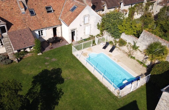 PRETTY FAMILY POOL HOUSE IN THE ORLEANS FOREST