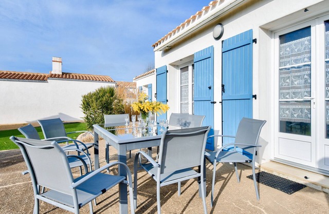 Pretty house in l'Epine with garden for 8 people