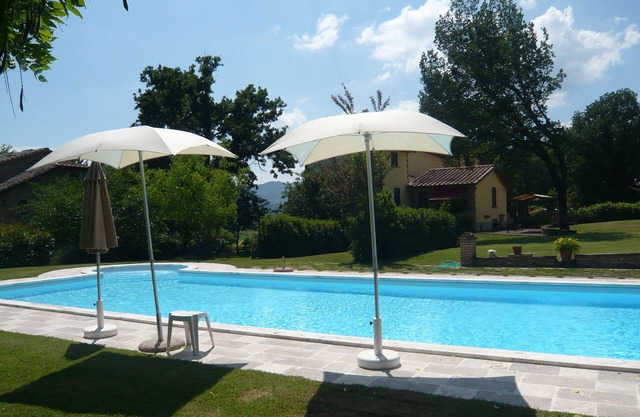 Pretty independent House near Anghiari,7 bedr/baths, patio, pool, garden, AC