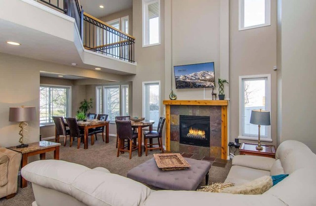 Pretty Parkside Place * Private Hot Tub *Foosball