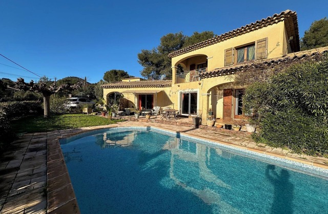 Pretty Provencal villa with sea view 1km from the beach