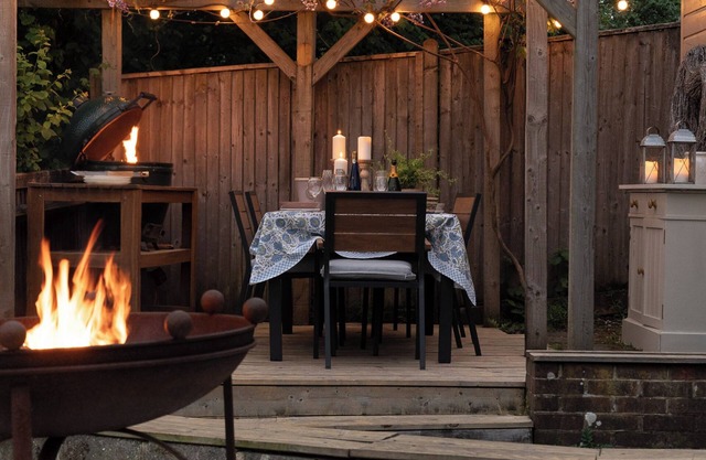 Pretty Riverside Cottage, PetworthnTwo Bedrooms, Sleeps 3. Dogs Welcome
